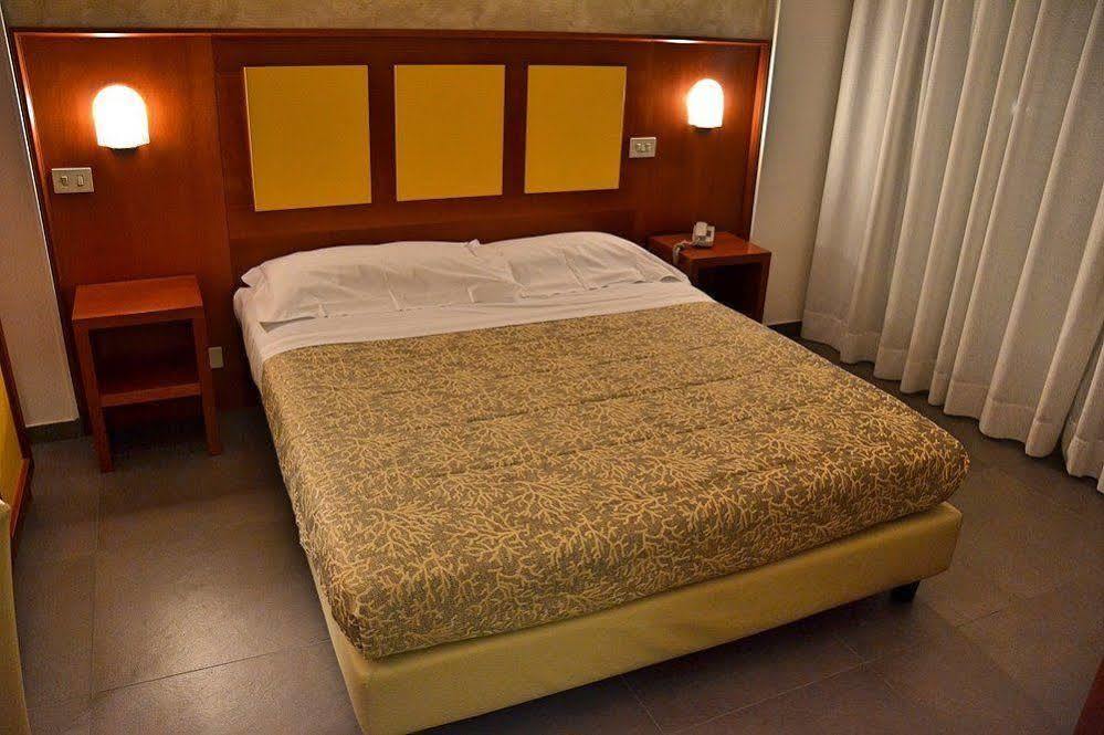 Hotel Tiffany Марина-ди-Масса Экстерьер фото