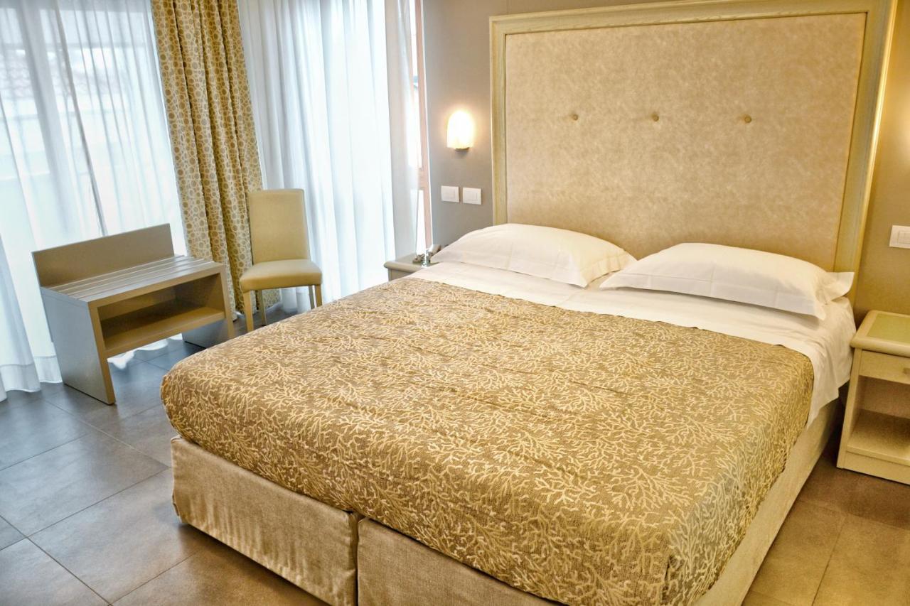 Hotel Tiffany Марина-ди-Масса Экстерьер фото